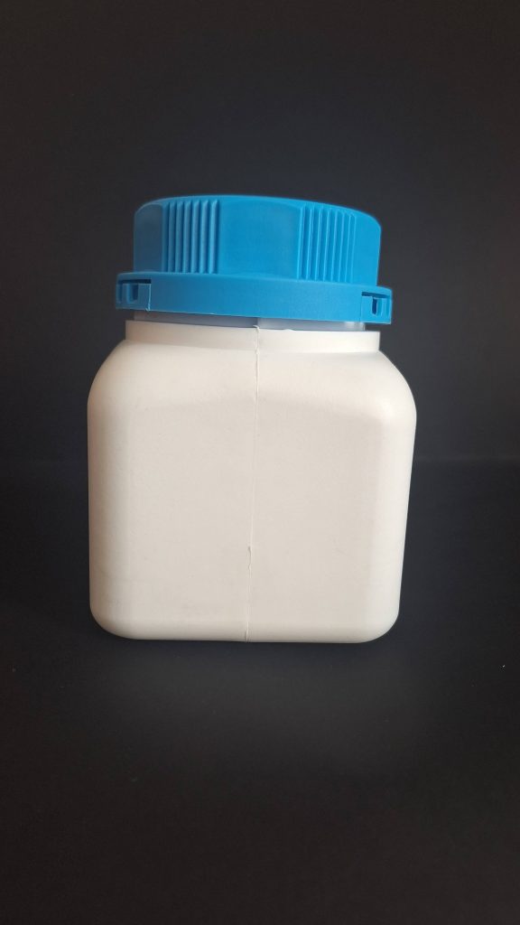 Boca za kemikalije u prahu, plastična (PVC), bijele boje s plavim čepom, 500g