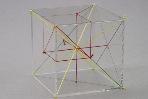 Plastična kocka s dijagonalama i visinama u boji