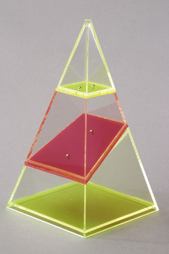 Plastična četverostrana piramida s presjecima u boji
