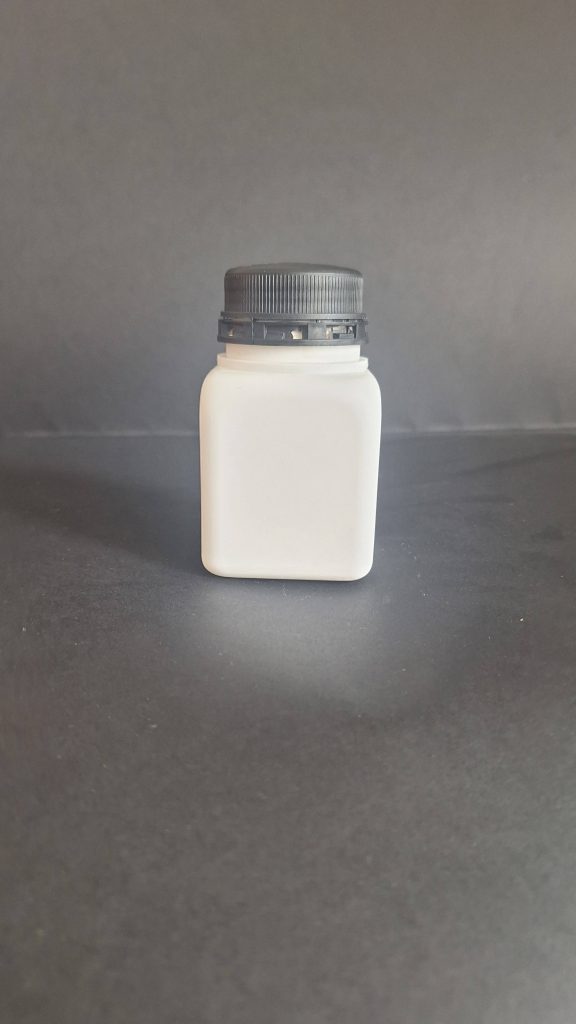 Boca za kemikalije u prahu, plastična (PVC), bijele boje s crnim čepom, 100g