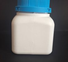 Boca za kemikalije u prahu, plastična (PVC), bijele boje s plavim čepom, 500g