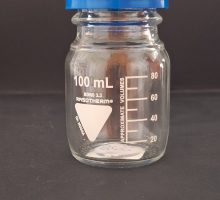 Boca za kemikalije, staklena s plavim čepom, 100ml