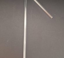 Staklena cijev, savijena pod kutom, dimenzija približno 100x200mm