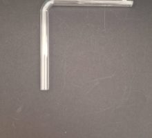 Cijev staklena, savijena po kutom od 90 stupnjeva, dimenzija približno 70x70mm