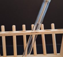 Staklena epruveta s čepom i cjevčicom