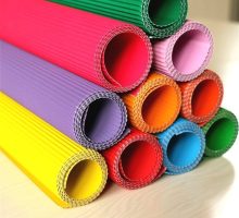 Karton valoviti u različitim bojama