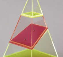 Plastična četverostrana piramida s presjecima u boji